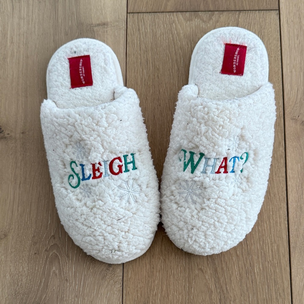 Wondershop White Slippers with Red Tag